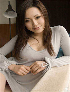 《极品美女扒开粉嫩小泬图片》